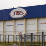 JBS avança na dupla listagem: BDRs Nível II estreiam na B3 e ações passam a ser negociadas nos EUA