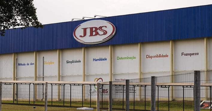 JBS avança na dupla listagem: BDRs Nível II estreiam na B3 e ações passam a ser negociadas nos EUA